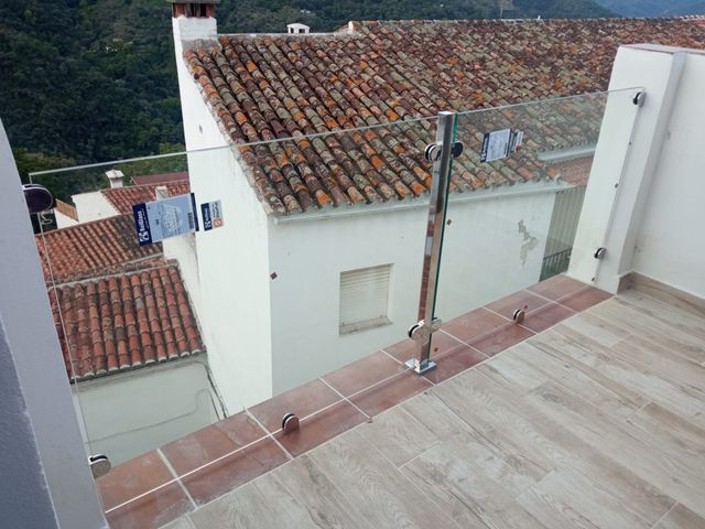 Glazing work by Cerrajería La Juzcareña